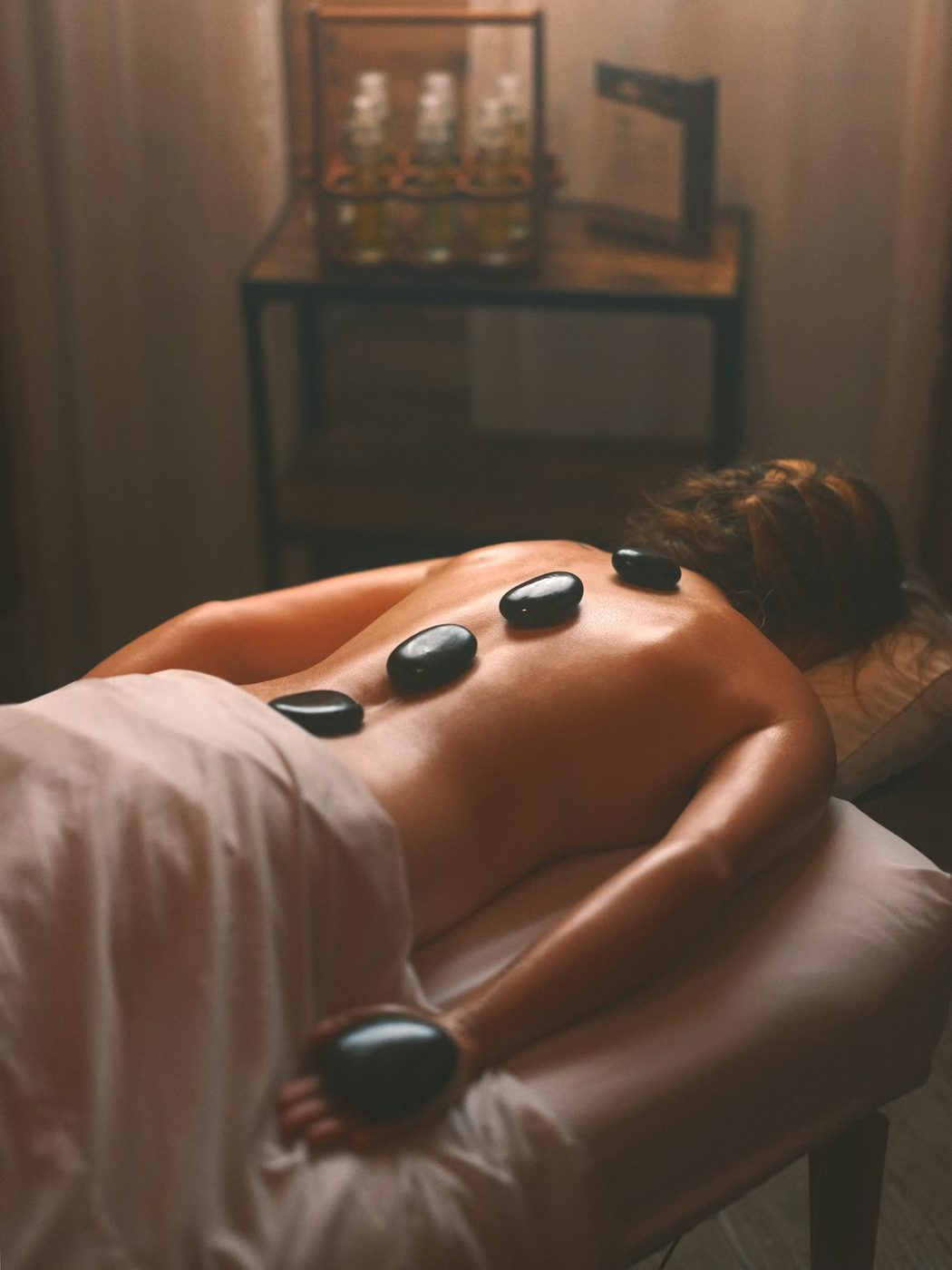 Hot stone massage med varme sten